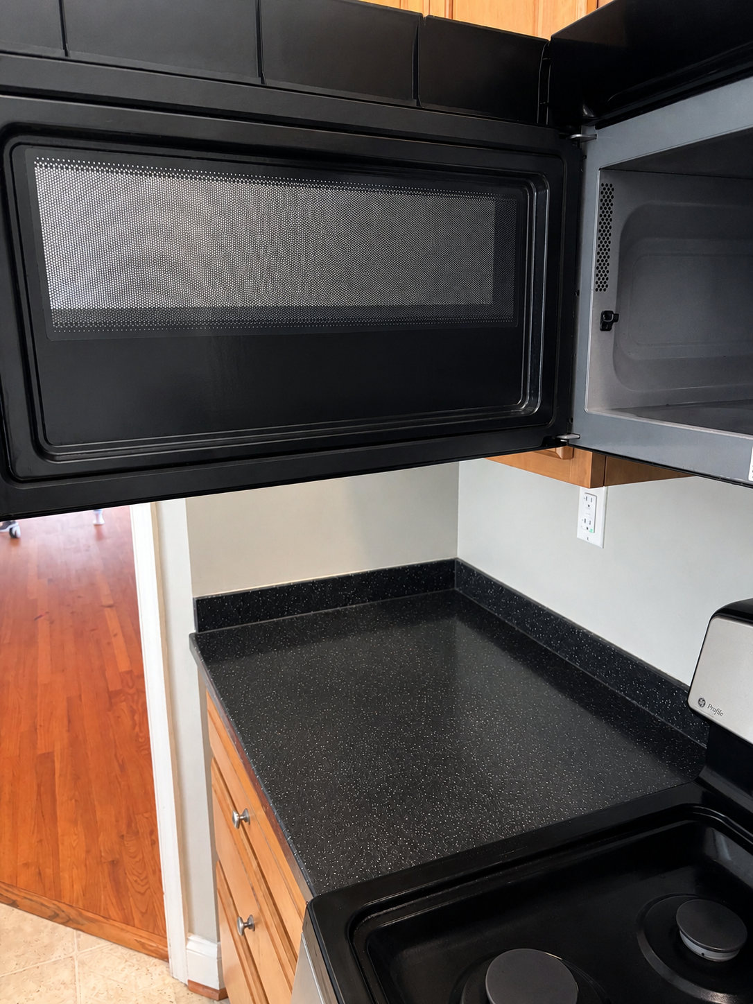 Microwave interior + counter after cleaning by Haylo Upscale Solutions